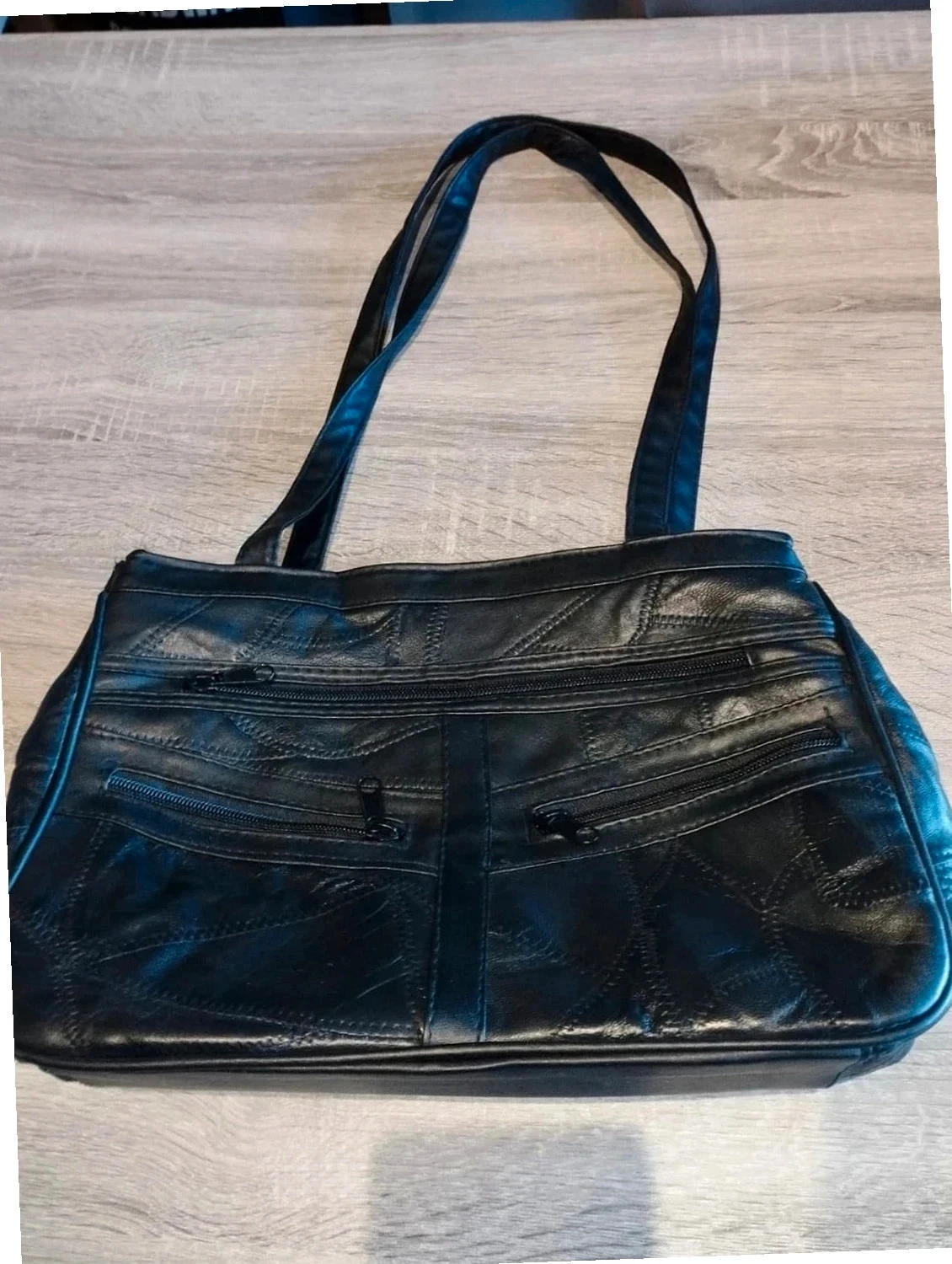 Sac à main pour dame. Couleur noire